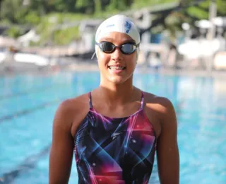 Com apoio da Prefeitura, jovem atleta surge como promessa da natação