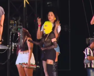 Madonna canta mascarada em ensaio no palco de show no Rio de Janeiro