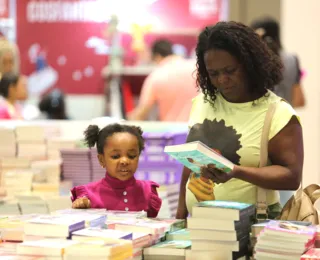 Mães levam os filhos para o primeiro dia da Bienal do Livro 2024