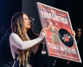 Simone Mendes é surpreendida com disco de platina em Portugal