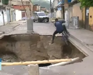 Vídeo: Ciclista cai em cratera durante transmissão ao vivo de TV