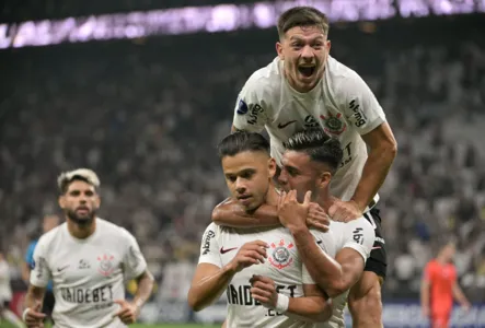 Romero comemora gol com Fausto Vera, Rodrigo Garro e Yuri Alberto ao fundo