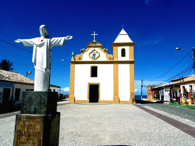 Construída entre 1549 e 1551 pelos Jesuítas a igreja de Nossa Senhora d’Ajuda, que dá nome ao distrito, é uma das referências históricas da Costa do Descobrimento