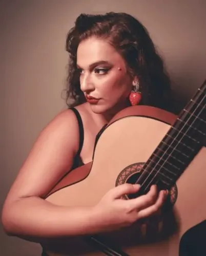 Neta de Dorival Caymmi, ela se destaca como intérprete e artista autoral