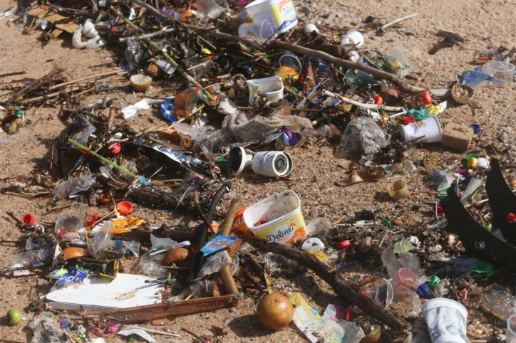 Lixo trazido pelas correntes marítimas para as praias