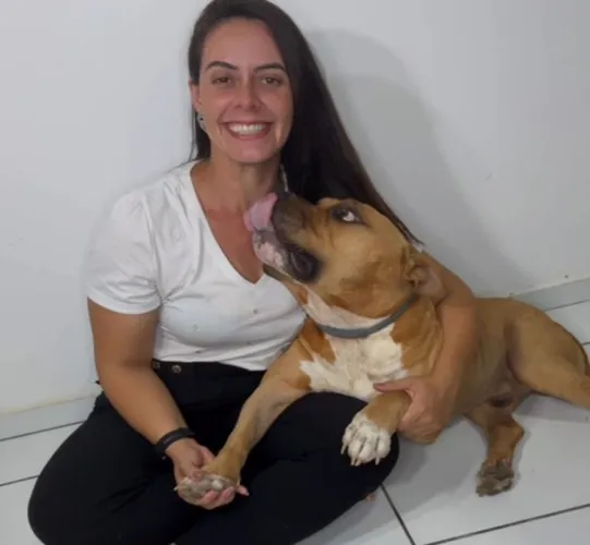 A empresaria Anne Paz e o seu cãozinho Churchill