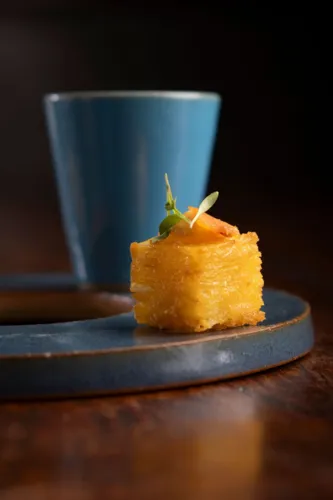 Imagem ilustrativa da imagem Versátil e popular, a mandioca conquistou espaço na alta gastronomia