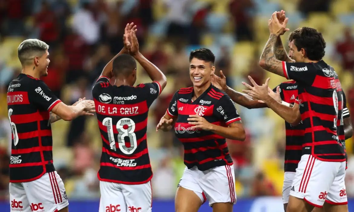 Flamengo vence São Paulo e assume liderança do Brasileirão