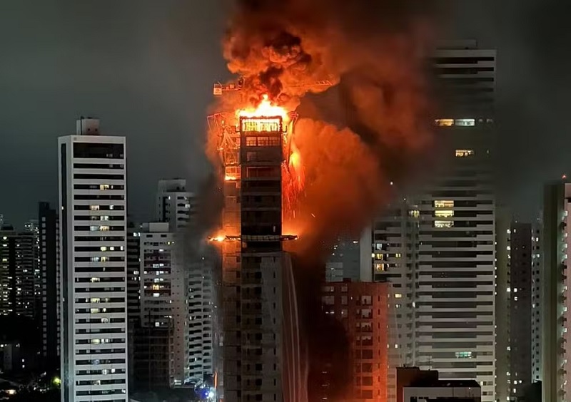 Incêndio de grandes proporções atinge prédio em Recife