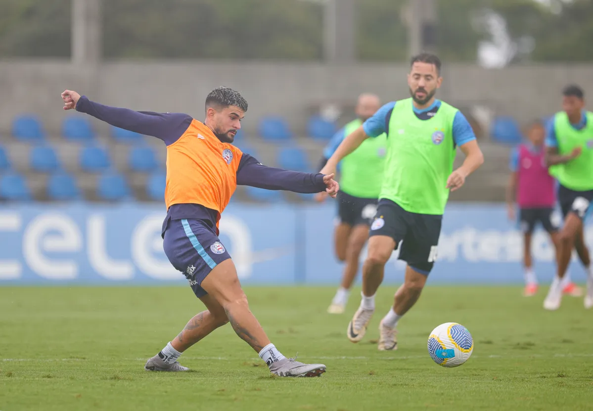 Cauly e Everton Ribeiro durante treino