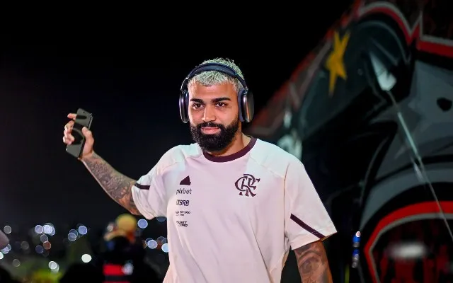 Gabigol foi flagrado vestido com a camisa do Corinthians