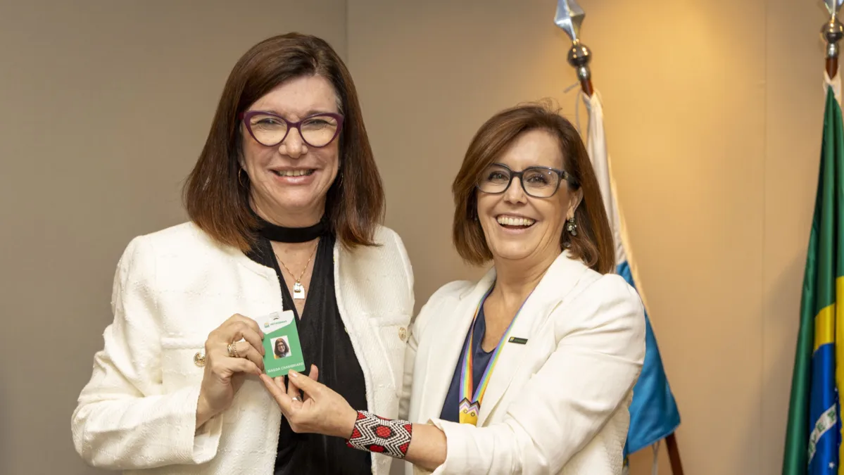 Nova presidente da Petrobras, Magda Chambriard, recebe crachá da diretora de Assuntos Corporativos, Clarice Coppett