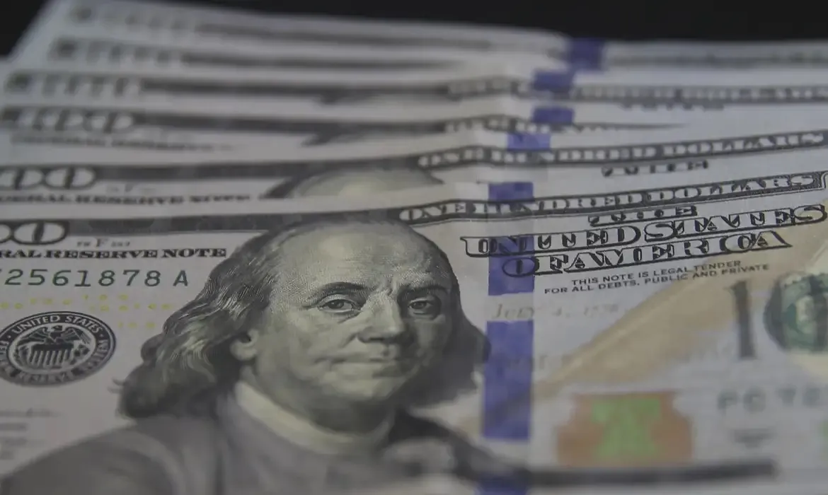 Imagem ilustrativa da imagem Dólar sobe para R$ 5,15 após sinalizações de BC norte-americano