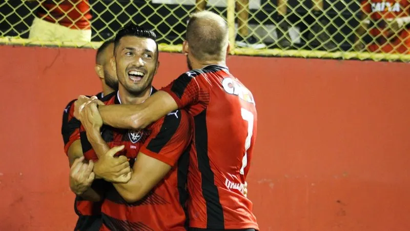 Dátolo jogou pouco pelo Vitória e conviveu com lesões