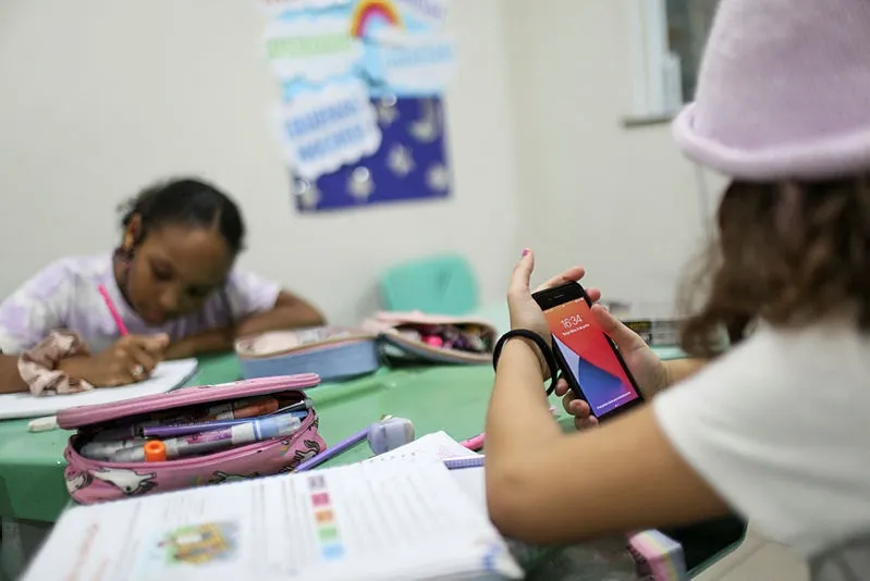 Uso de celulares pode ser vetado nas escolas de todo o estado