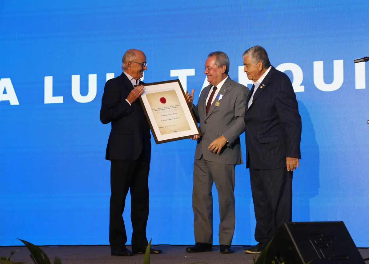 Presidente da CNI, Ricardo Alban recebe Medalha Luiz Tarquínio
