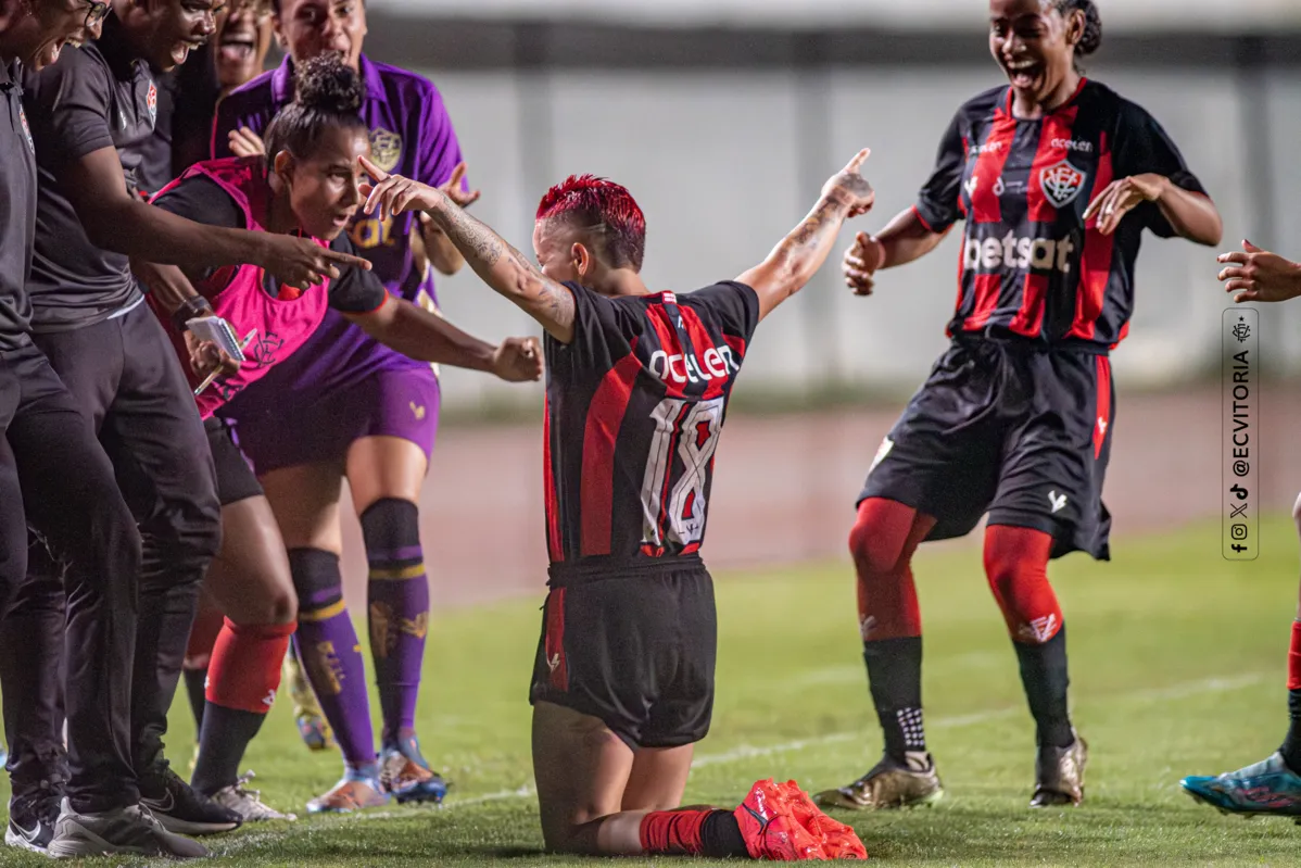 Jessica Beiral celebra com as companheiras o primeiro gol que abriu caminho ao acesso