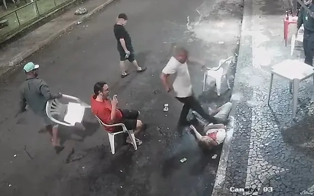 Imagem ilustrativa da imagem Vídeo: cliente de bar é agredido com socos, chutes e pisões na cabeça