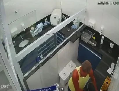 Imagem ilustrativa da imagem Vídeo: Idoso furta celular dentro de uma clínica em Salvador