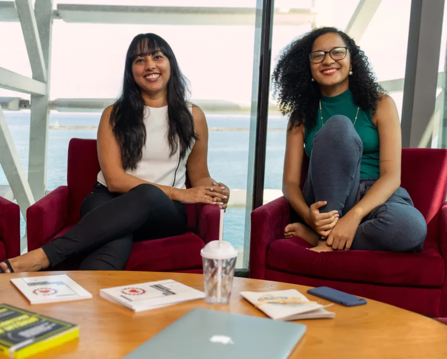 Andressa  e Ana Luisa atuam com educação 
na Sarsa