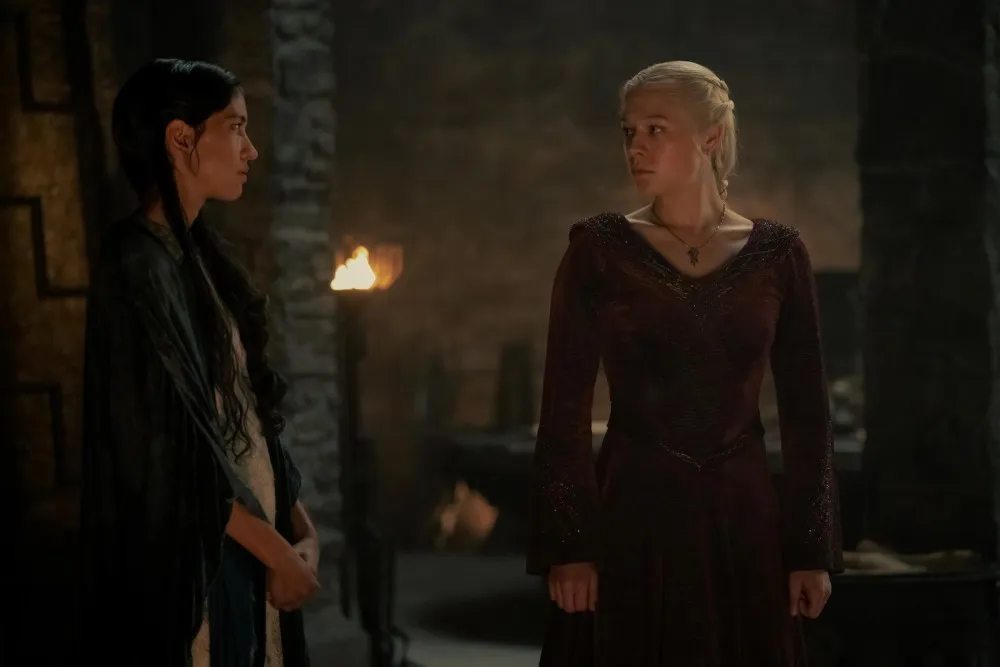 Rhaenyra (Emma D'Arcy) e Mysaria (Sonoya Mizuno) em cena do sexto episódio da segunda temporada de “A Casa do Dragão”