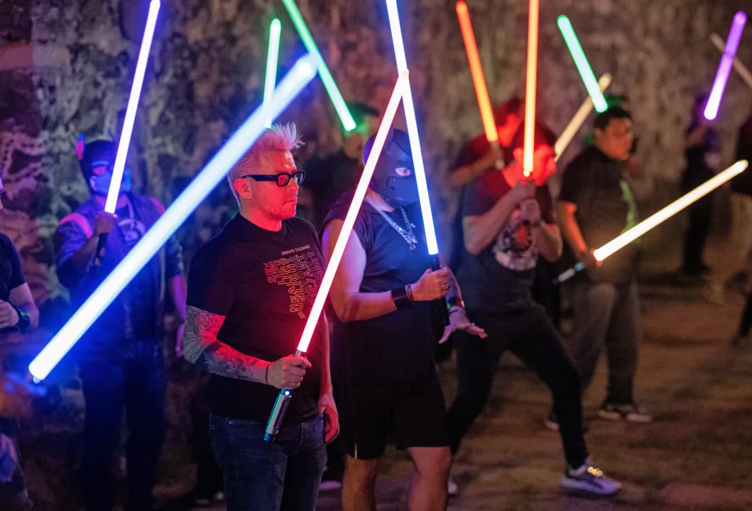 Membros da Jedi Knight Academy (JKAMX) praticando esgrima com sabres de luz