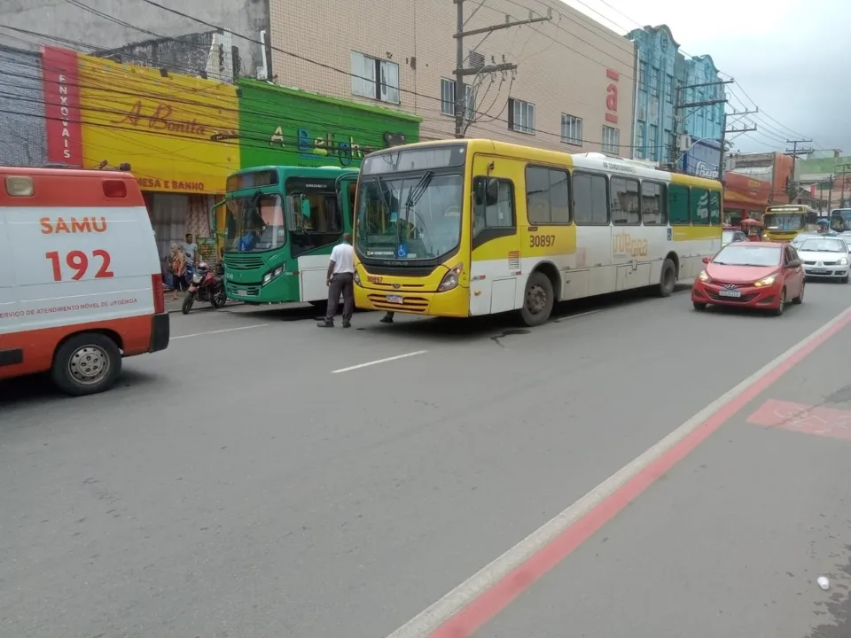 O acidente aconteceu na Rua Padre Antônio de Sá