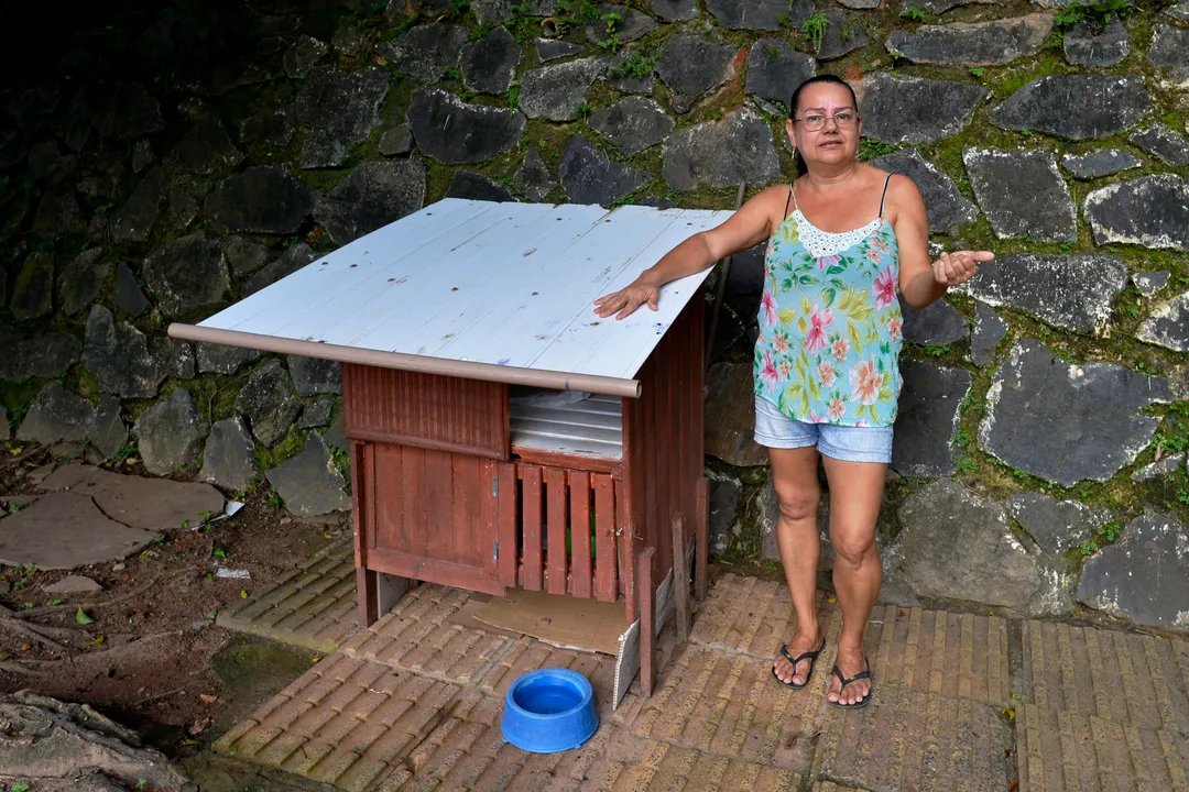 Dona Cristiane Conceição , dona de casa, junto a casinha para os gatos no Parque São Brás, Federação
