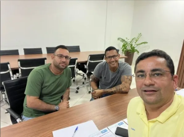 Harley, de verde, em audiência com o prefeito Eriksson Silva