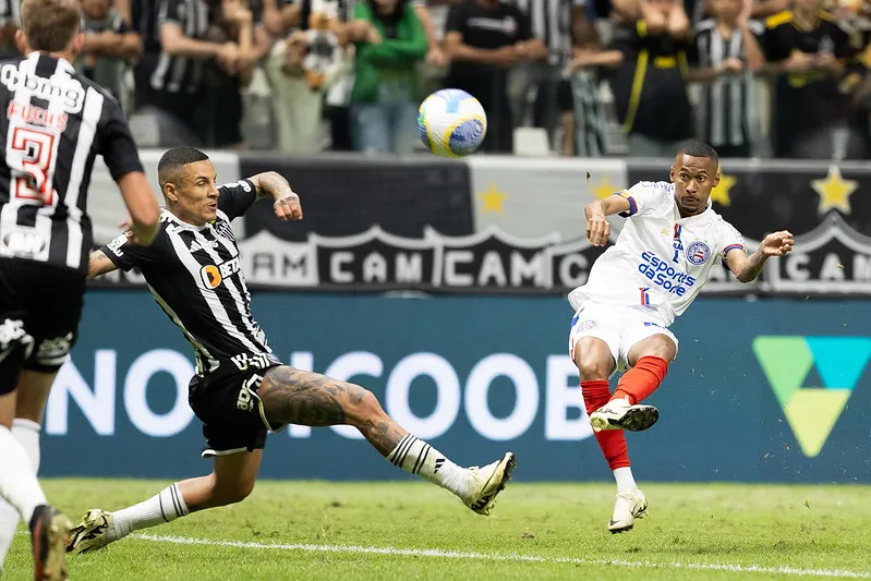 Ademir durante o chute que garantiu o empate do Bahia contra o Galo