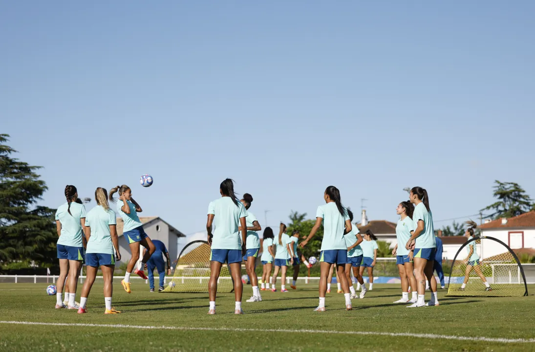 Seleção feminina durante treino