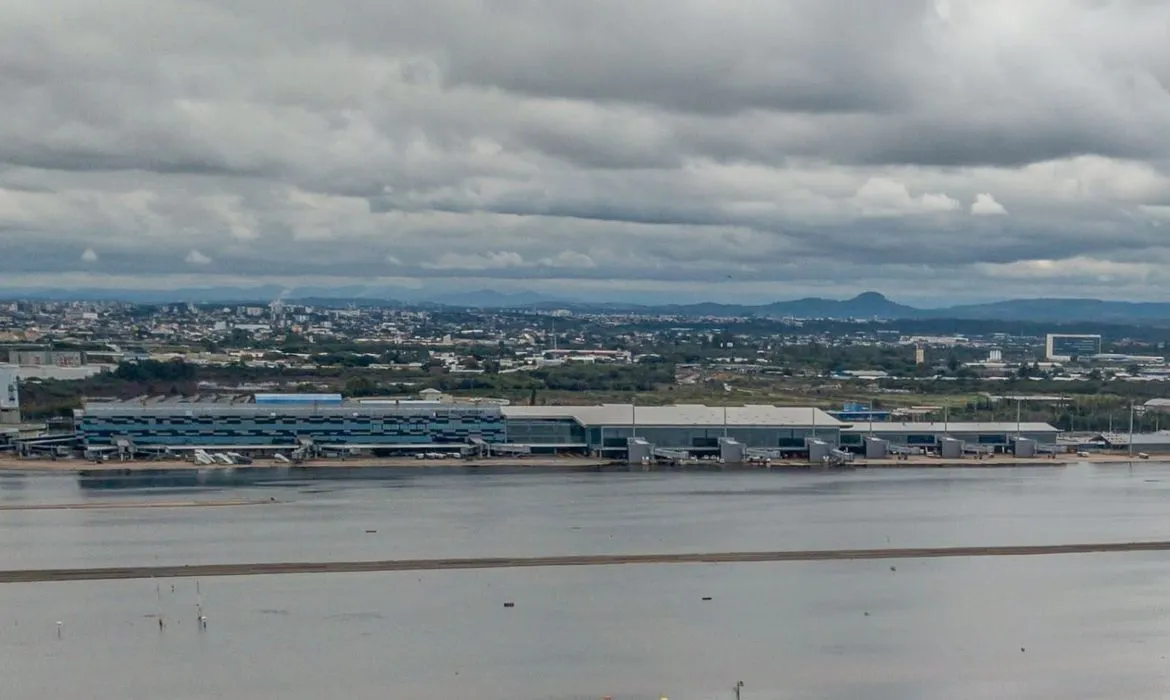 Imagem ilustrativa da imagem Aeroporto de Porto Alegre vai reabrir para embarque e desembarque