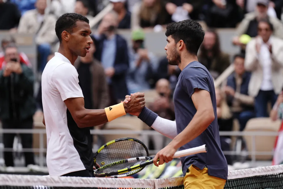 Alcaraz vence Auger-Aliassime e vai às quartas de Roland Garros