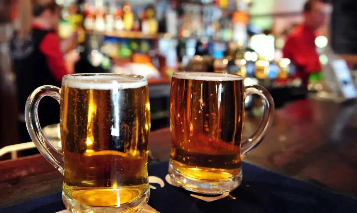 Consumo de bebida alcoolica de forma excessiva pode causar danos a saúde