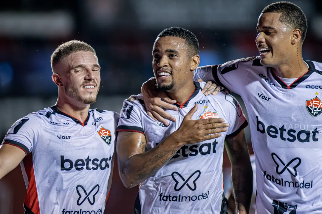 Alerrando celebra o primeiro gol do Vitória contra o Criciúma