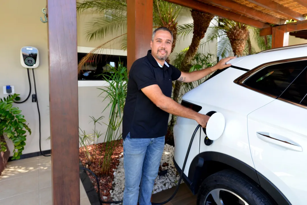 Empresário Augusto Croesy carregando os carros elétricos da BYD e o carregador portátil