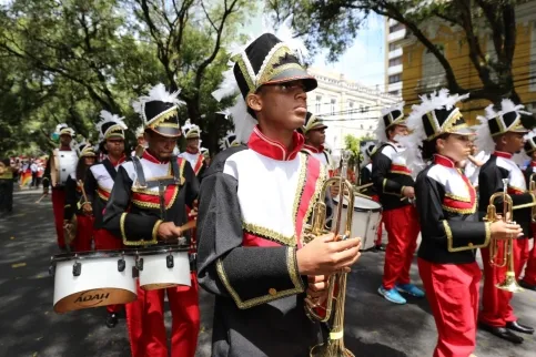 Participam do Desfile Cívico do 25 de Junho as bandas ou fanfarras do colégios do Estado