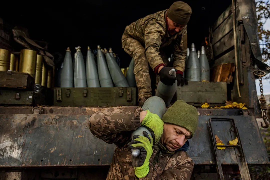 Soldados russos carregam caminhão com armas nucleares