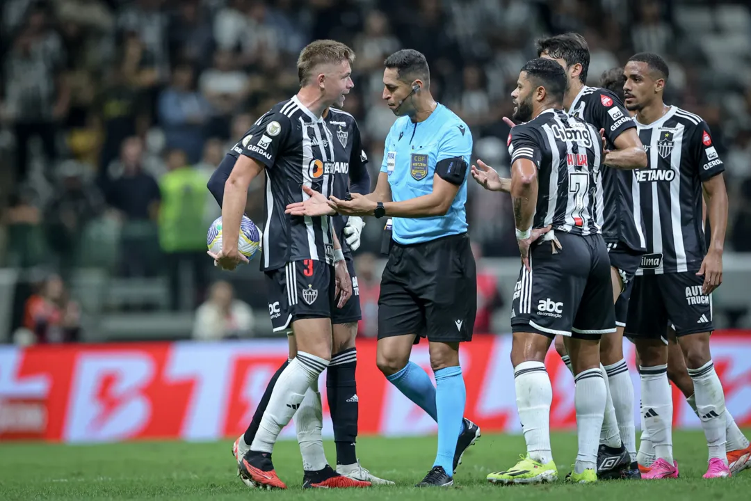 Jogadores do Atlético-MG revoltados com a arbitragem