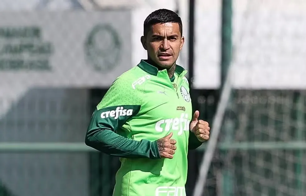 Dudu durante treinamento na academia de futebol do Palmeiras