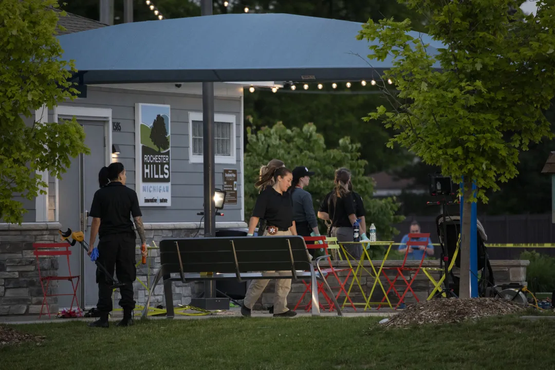 A polícia investiga a cena de um tiroteio no Brooklands Plaza Splash Pad