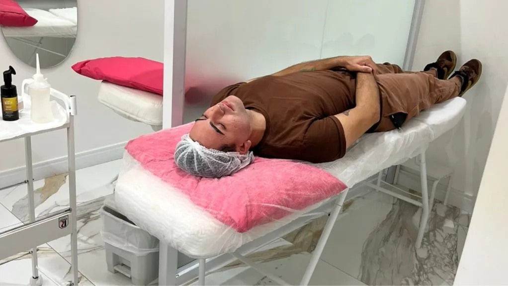 Henrique Chagas durante procedimento de estética