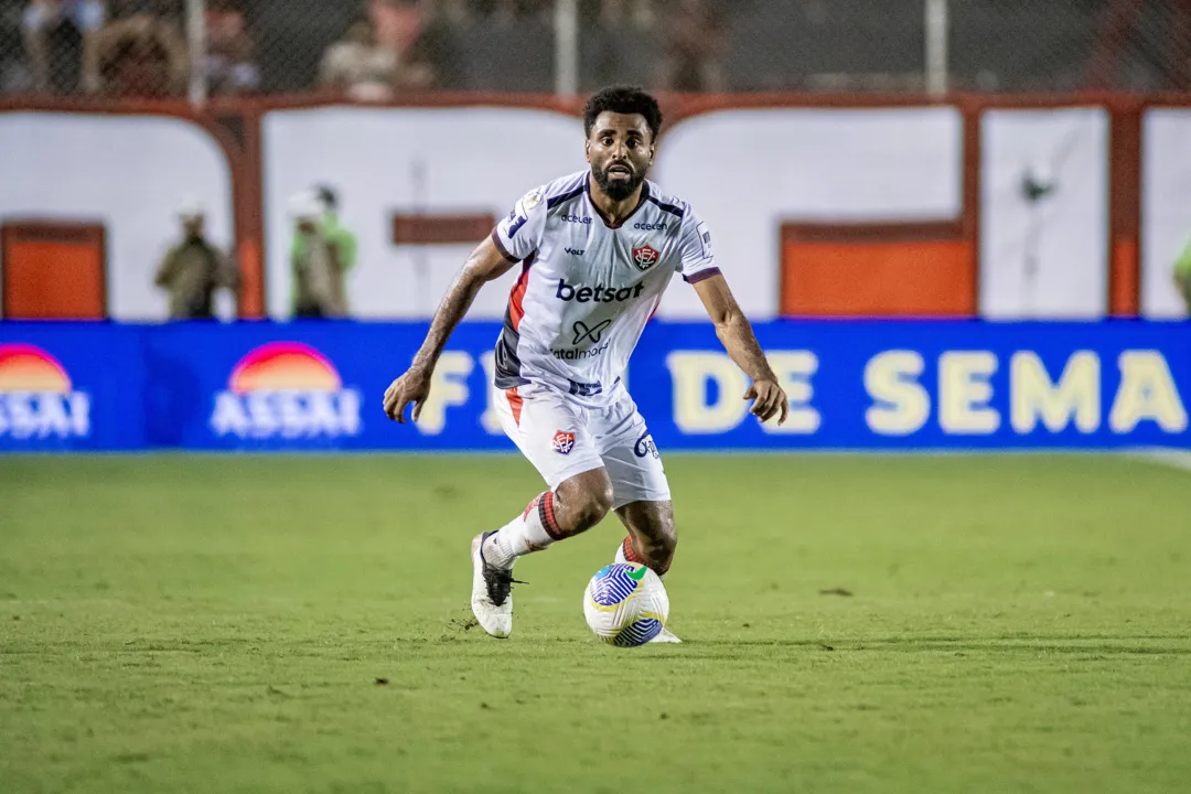 Caio Vinícius em ação com a camisa do Vitória pelo Brasileirão