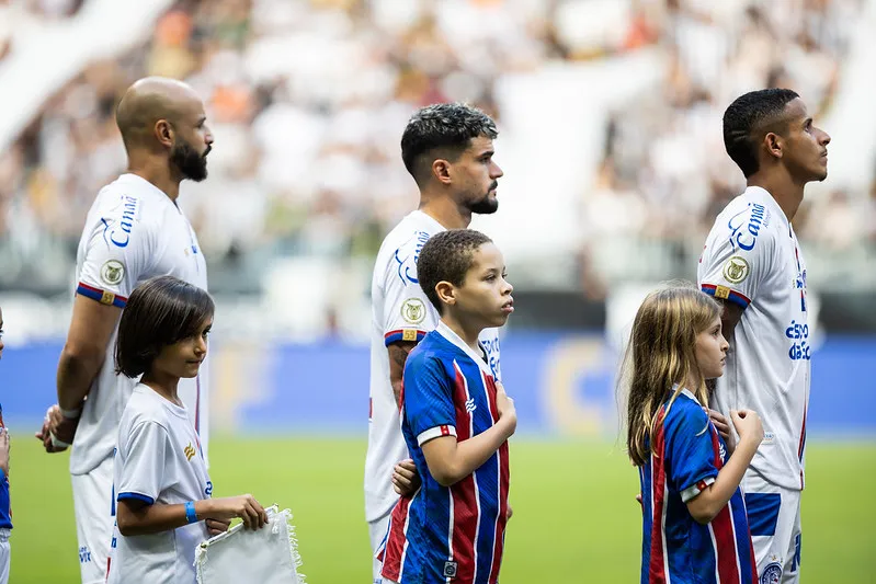 Thaciano, Cauly e Juba perfilados antes da partida contra o Atlético-MG