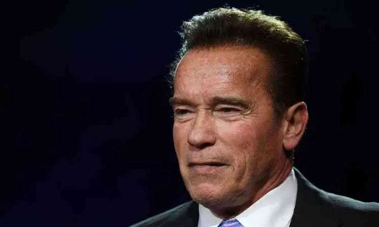 Imagem ilustrativa da imagem Aposentada é enganada e perde R$238 mil para 'Schwarzenegger' golpista