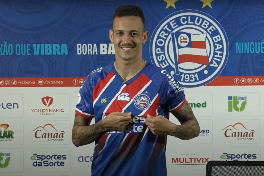 Iago posa com camisa do Bahia durante apresentação