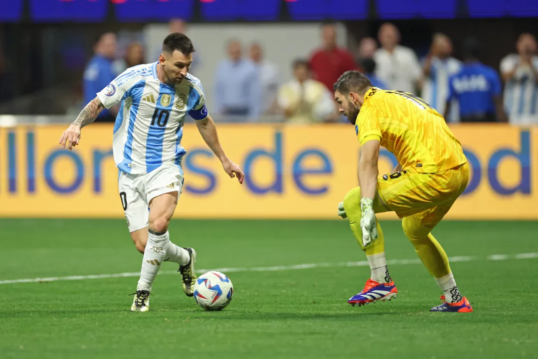 Messi não fez gol, mas deu assistência na estreia