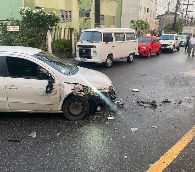 Dois indivíduos estavam dentro do veículo e conseguiram fugir