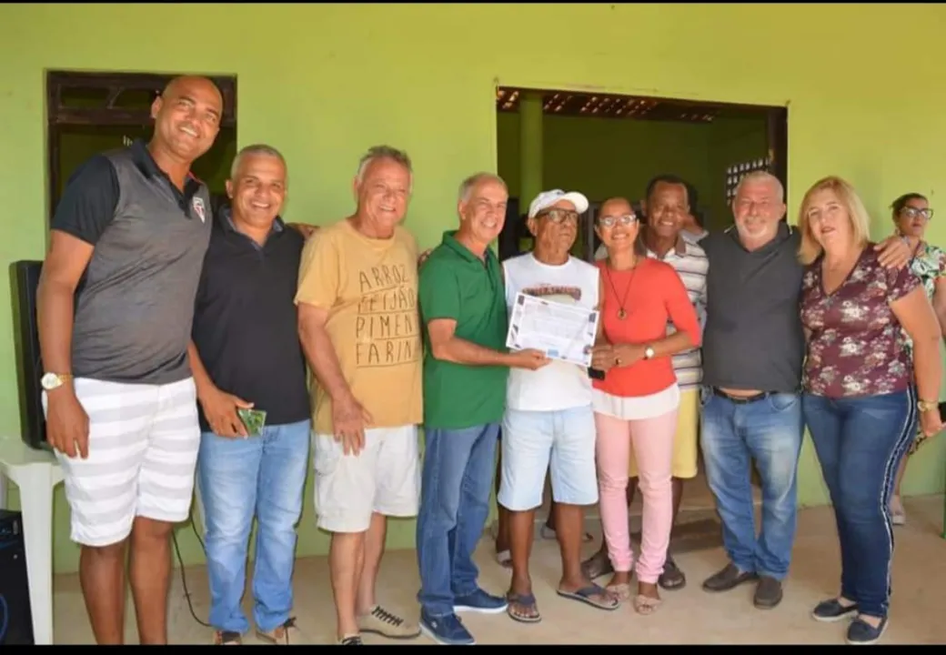O prefeito Bira da Barraca (segundo a partir da esquerda) e a vereadora Simone Prado, (loira) durante entrega de documentos na associação de moradores.