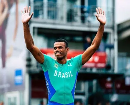 Atleta diz que são mais de 20 horas na pista de atletismo